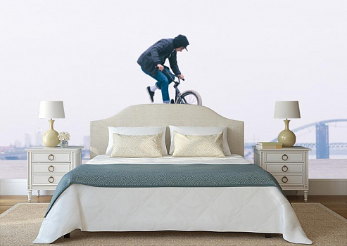 Велосипедный трюкач в интерьере спальни