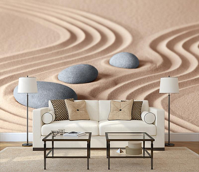 Серые камни на песке в интерьере гостиной с диваном