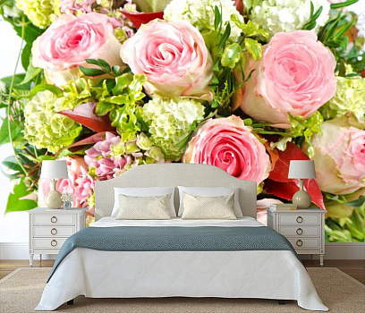 Букет с розами и зеленью в интерьере спальни