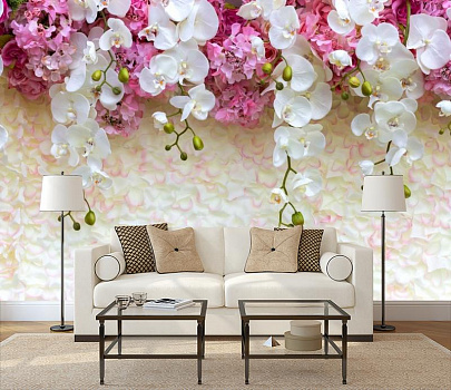 Ниспадающие орхидеи в интерьере гостиной с диваном