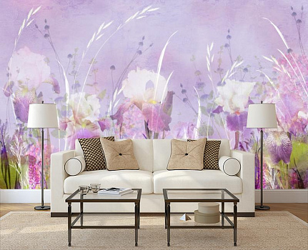 Бело-фиолетовые ирисы в интерьере гостиной с диваном