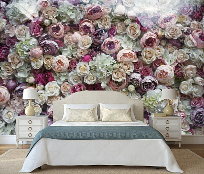 Стена из цветов в интерьере спальни