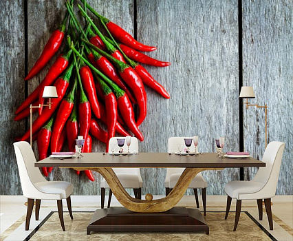 Красный перчик в интерьере кухни с большим столом