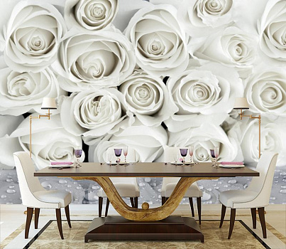 Бутоны белых роз с каплями воды  в интерьере кухни с большим столом