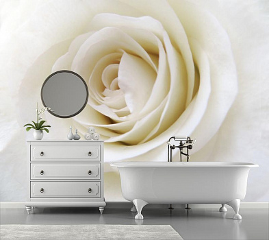 Бутон белой розы  в интерьере ванной