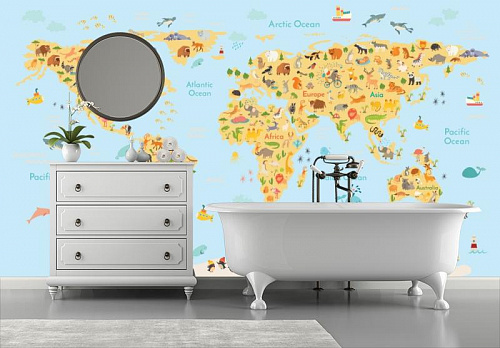Карта мира желто голубая в интерьере ванной