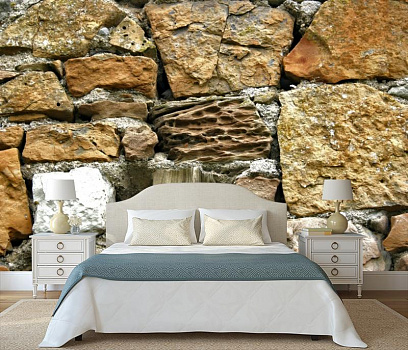 Стена из камня разной формы в интерьере спальни