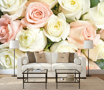 Розы в росе в интерьере гостиной с диваном