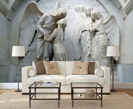 Каменные ангелы в интерьере гостиной с диваном