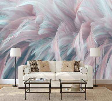 Бирюзовые перья в интерьере гостиной с диваном