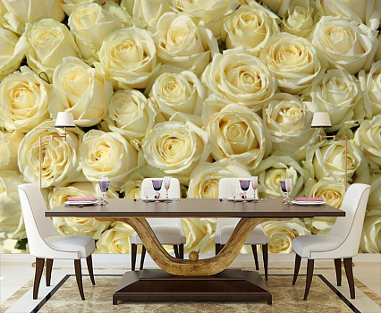 Гармония белых роз в интерьере кухни с большим столом