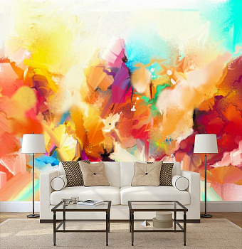 Разноцветная абстракция в интерьере гостиной с диваном