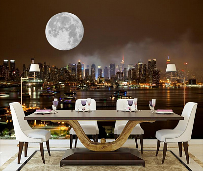 Белая луна над городом в интерьере кухни с большим столом