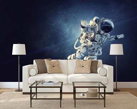 Космонавт  в интерьере гостиной с диваном
