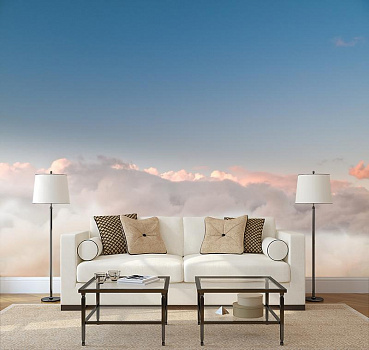 Голубое небо в интерьере гостиной с диваном