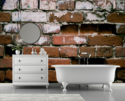 Кирпичная стена с белым налетом в интерьере ванной