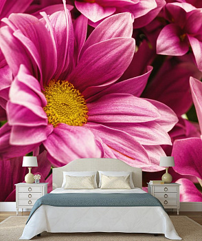 Розовые цветы в интерьере спальни