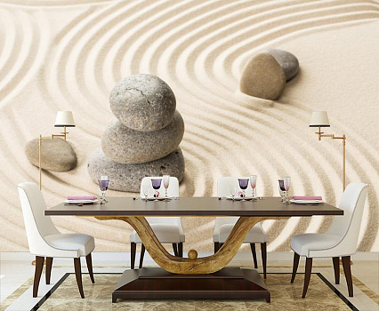 Золотистый песок и камни в интерьере кухни с большим столом