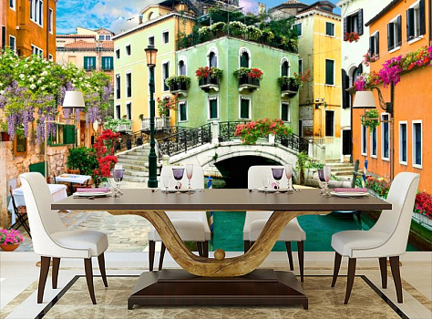 Дома Венеции в цветах в интерьере кухни с большим столом