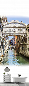 Мостик под аркой канала Венеции в интерьере ванной