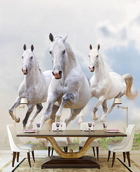 Белые лошади в интерьере кухни с большим столом