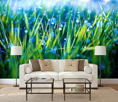 Зеленая трава в голубых бликах в интерьере гостиной с диваном