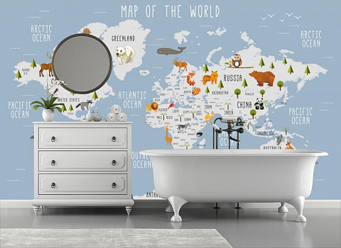 Карта мира с животными в интерьере ванной