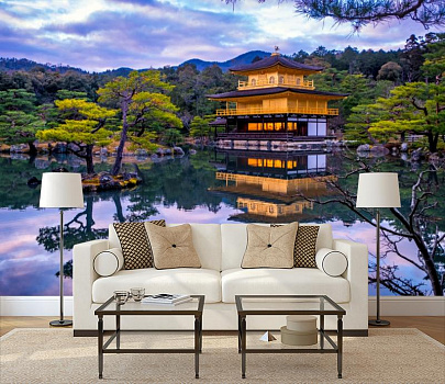 Японский дом на фоне леса в интерьере гостиной с диваном