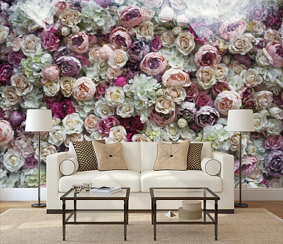 Стена из цветов в интерьере гостиной с диваном
