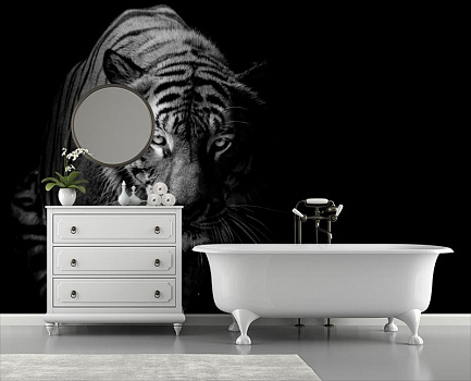 Тигр в темноте в интерьере ванной