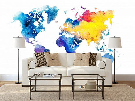 Разноцветная карта мира в интерьере гостиной с диваном