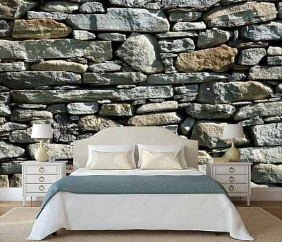 Серая каменная стена в интерьере спальни
