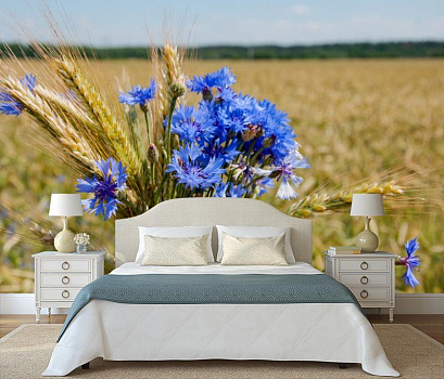 Василек с колосьями пшеницы в интерьере спальни