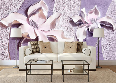 Фиолетовые цветы на бетонном фоне в интерьере гостиной с диваном