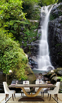 Ступенчатый водопад в лесу в интерьере кухни с большим столом