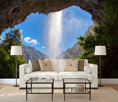 Горный водопад в интерьере гостиной с диваном