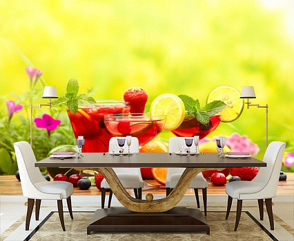 Коктейли с ягодами и фруктами в интерьере кухни с большим столом
