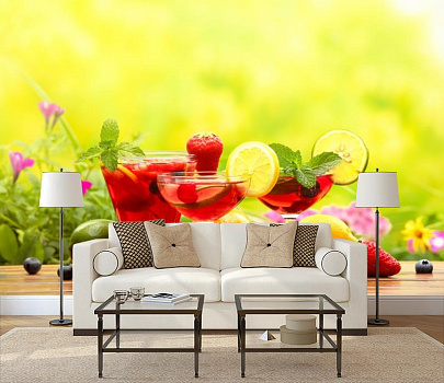 Коктейли с ягодами и фруктами в интерьере гостиной с диваном