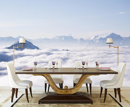 Туман над горными вершинами в интерьере кухни с большим столом