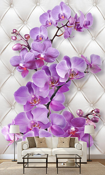 Фиалковая орхидея в интерьере гостиной с диваном