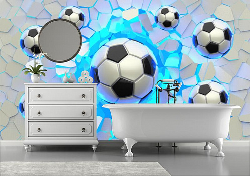Футбольные мячи в интерьере ванной