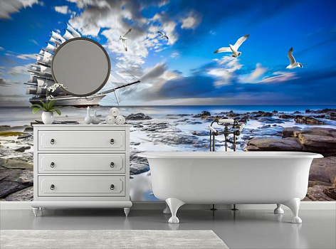 Белый парусник на мели в интерьере ванной