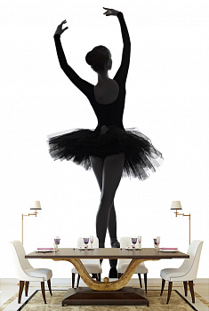 Прекрасная балерина в интерьере кухни с большим столом