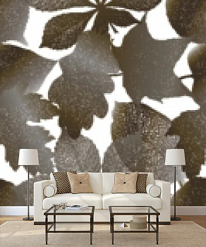 Листья на свету в интерьере гостиной с диваном