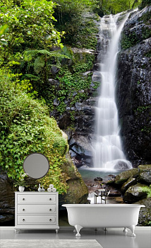 Ступенчатый водопад в лесу в интерьере ванной