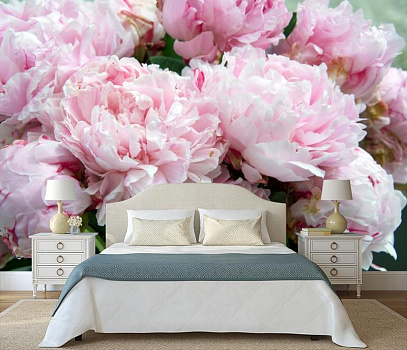 Нежные розовые пионы в интерьере спальни