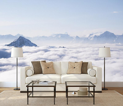 Туман над горными вершинами в интерьере гостиной с диваном