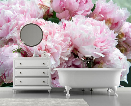 Нежные розовые пионы в интерьере ванной