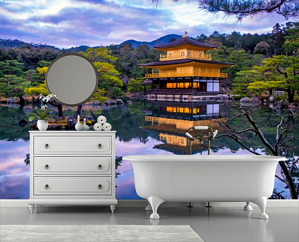 Японский дом на фоне леса в интерьере ванной