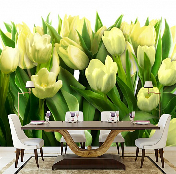 Букет из белых тюльпанов в интерьере кухни с большим столом